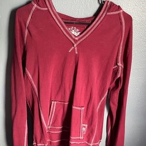 Jade V‑Neck Hooded Pullover in burgundy